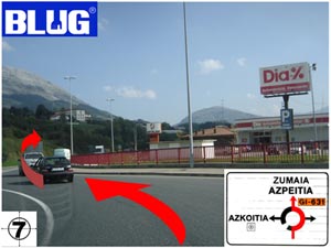 Foto descriptiva en el que explica el primer paso a seguir para llegar a la empresa Blug desde Bilbao-Vitoria, donde dejando a mano derecha el supermercado Dia, se debe coger la segunda salida de la rotonda en sentido recto dirección Zumaia-Azpeitia